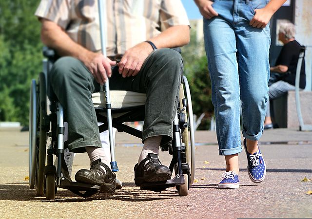 Rollstuhlfahrer und Jugendliche