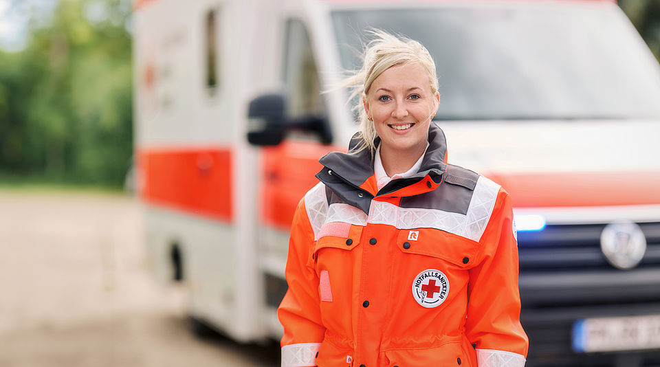 Frau vor Rettungswagen Frau vor Rettungswagen